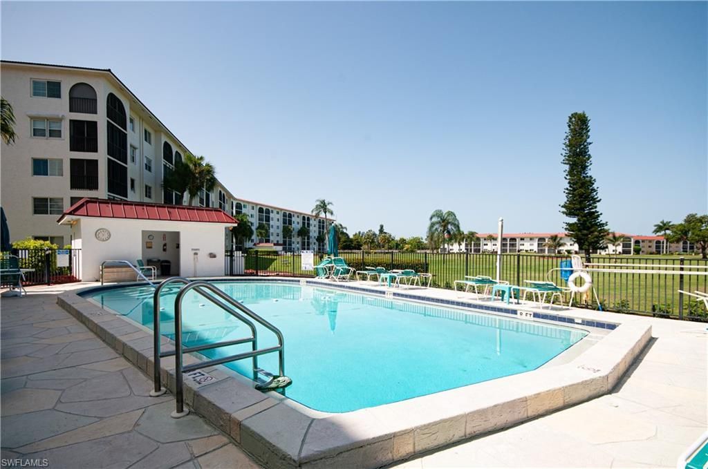 21 High Point Cir E, Unit 305, Naples, FL 34103 Photo