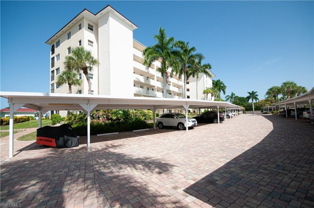 21 High Point Cir E, Unit 305, Naples, FL 34103 Photo