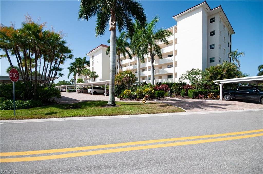 21 High Point Cir E, Unit 305, Naples, FL 34103 Photo
