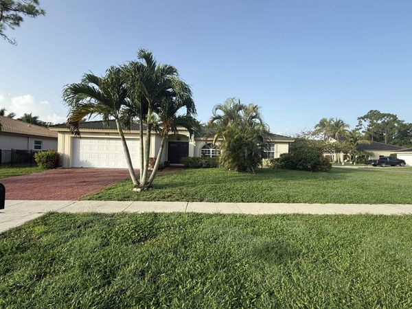 100 Cocoplum Circle, Royal Palm Beach, FL 33411