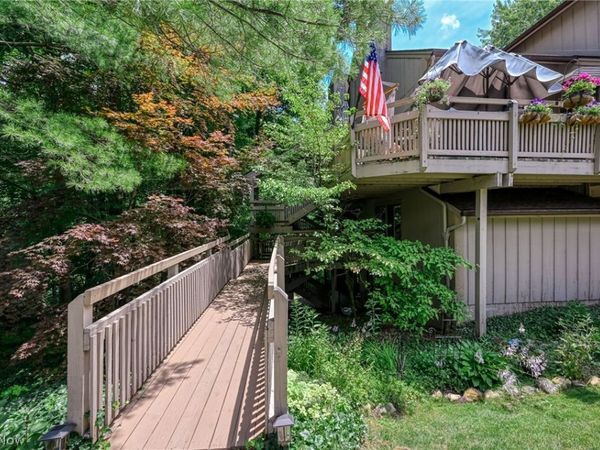 654 Meredith Lane, Cuyahoga Falls, OH 44223