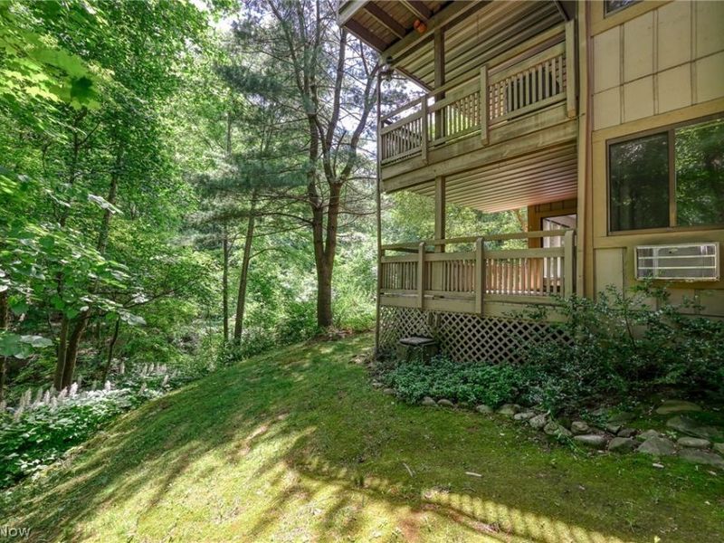 654 Meredith Lane, Cuyahoga Falls, OH 44223 Photo 2