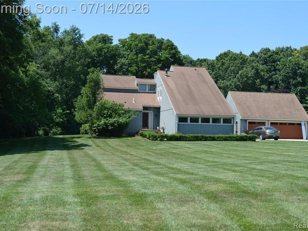 10055 Walnut Hill Drive, Springfield Twp, MI 48350