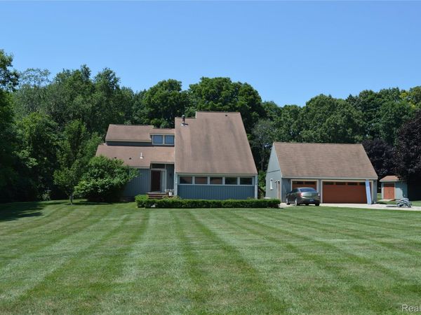 10055 Walnut Hill Drive, Springfield Township, Mi 48350