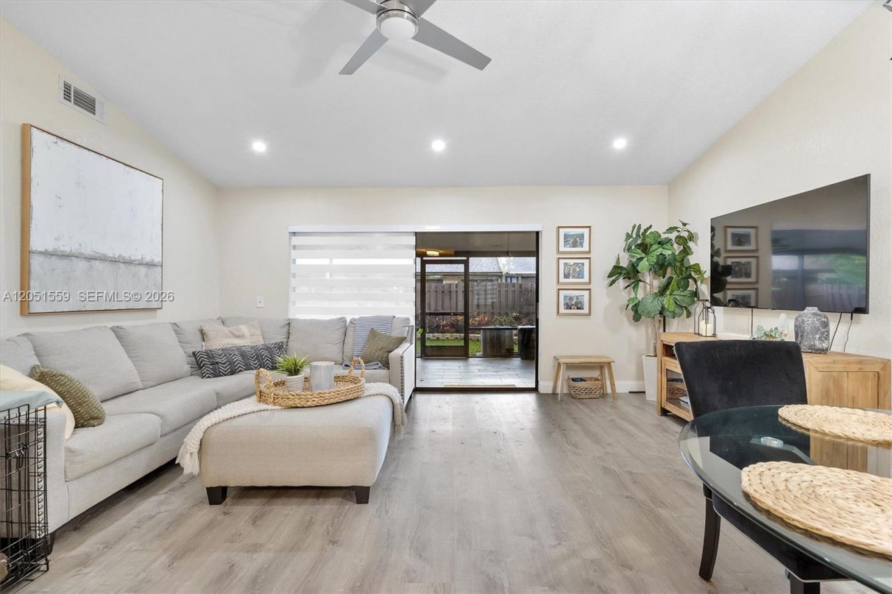 1581 NW 98th Way , Unit 1581, Pembroke Pines, FL 33024 Photo