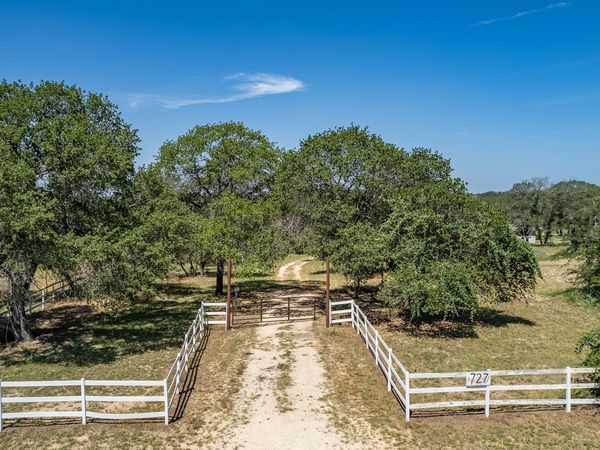 727 EAGLE CREEK DR, Floresville, TX 78114