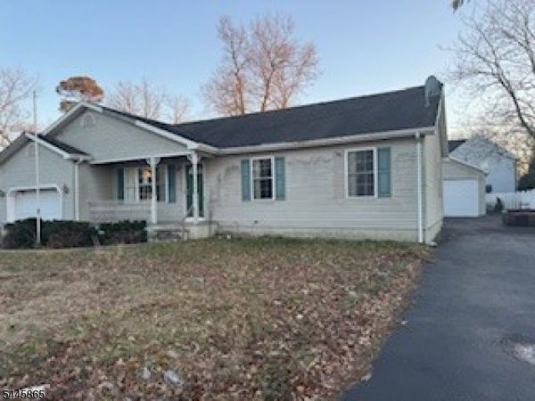 9 Nautilus Blvd, Lacey, NJ 08731