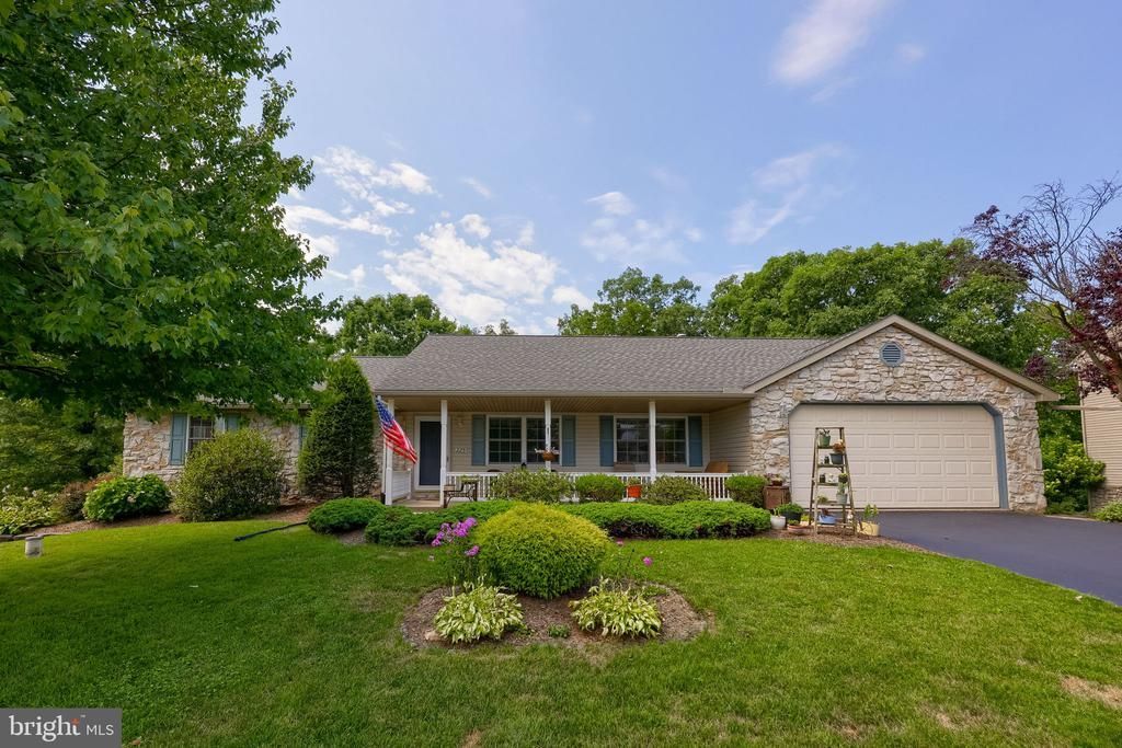 225 COUNTRY DRIVE, DENVER, PA 17517