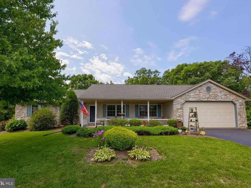225 Country Drive, Denver, PA 17517 Main Photo