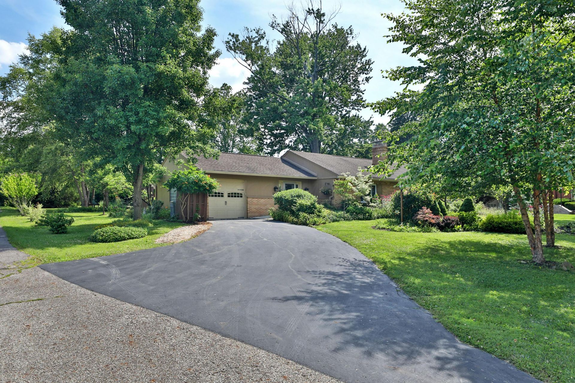393 Charleston Avenue, Columbus, OH 43214 Main Photo