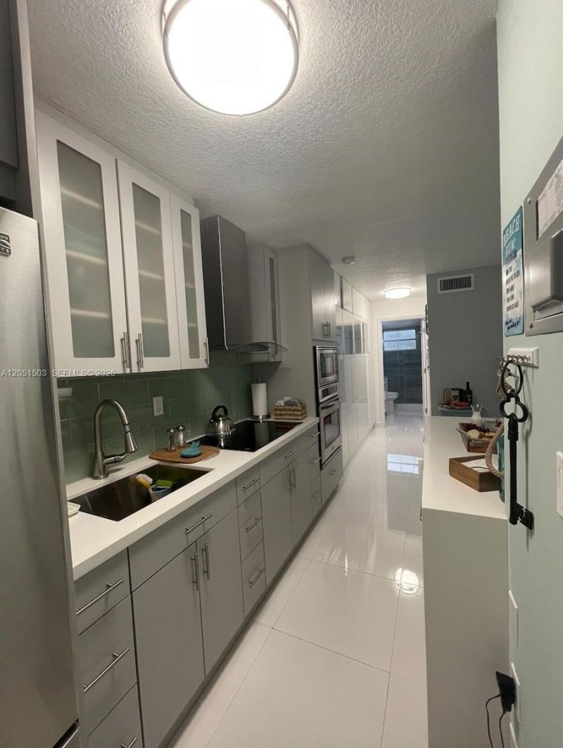 335 Collins Ave , Unit 203, Miami Beach, FL 33139 Photo