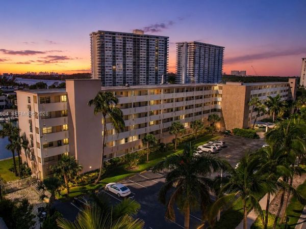 220 Kings Point Dr, Unit 314, Sunny Isles Beach, FL 33160
