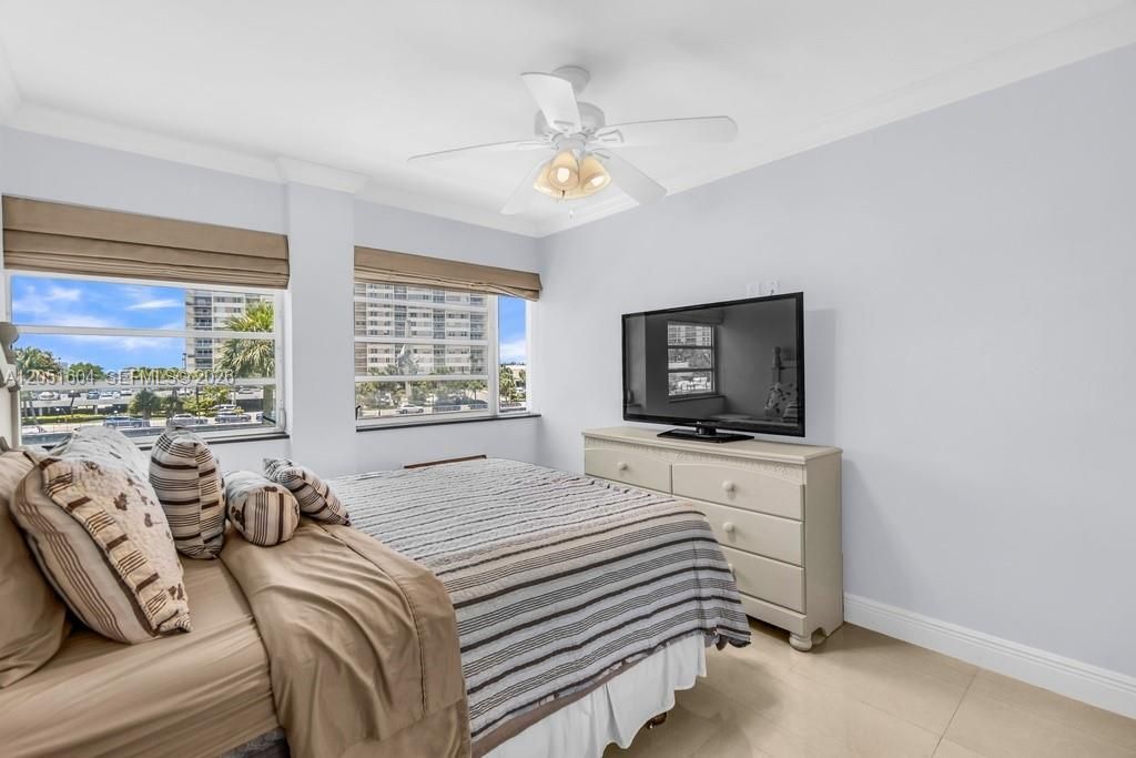 220 Kings Point Dr, Unit 314, Sunny Isles Beach, FL 33160 Photo