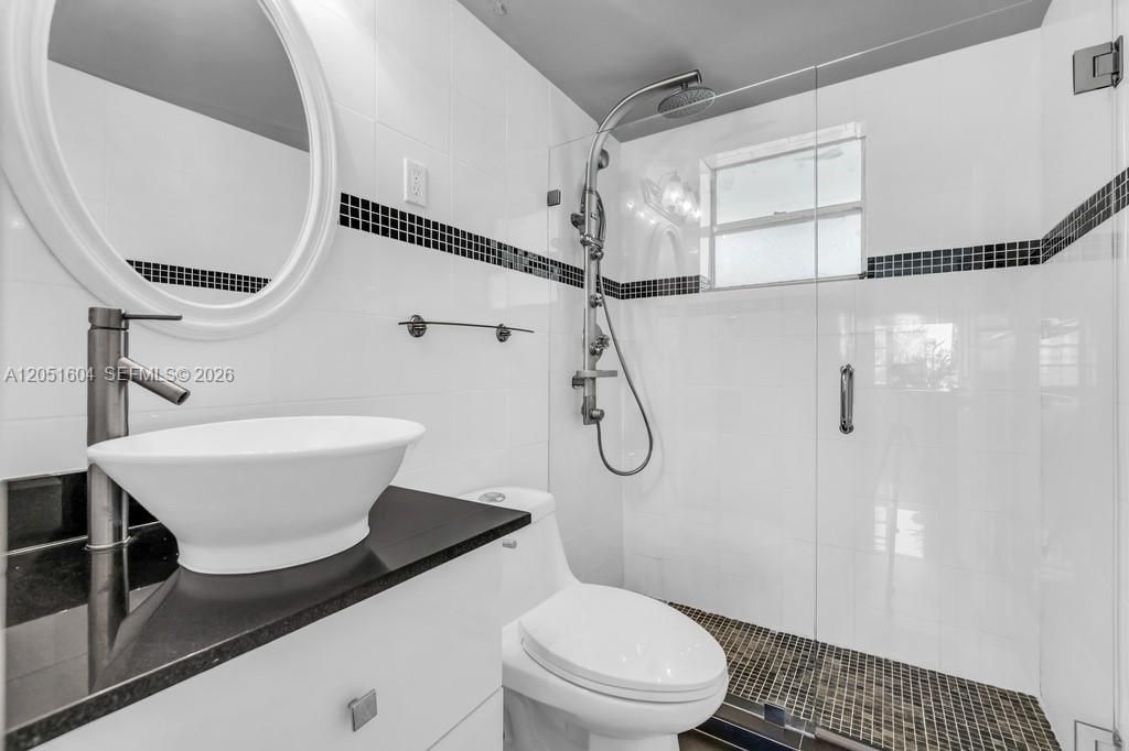 220 Kings Point Dr, Unit 314, Sunny Isles Beach, FL 33160 Photo
