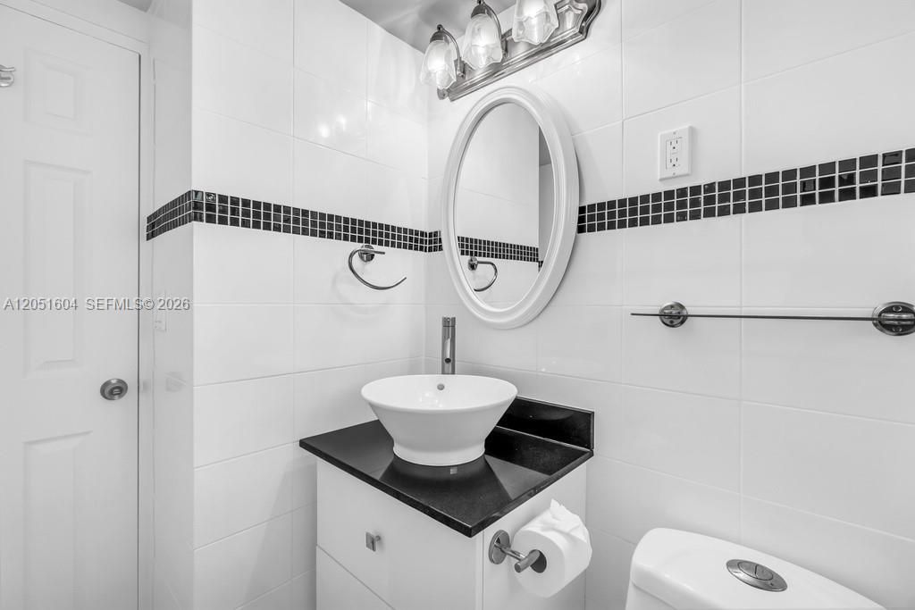 220 Kings Point Dr, Unit 314, Sunny Isles Beach, FL 33160 Photo
