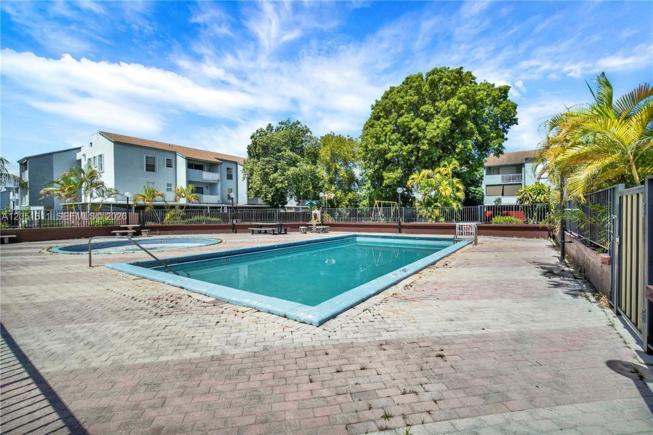 1755 W 60th St, Unit D204, Hialeah, FL 33012 Photo