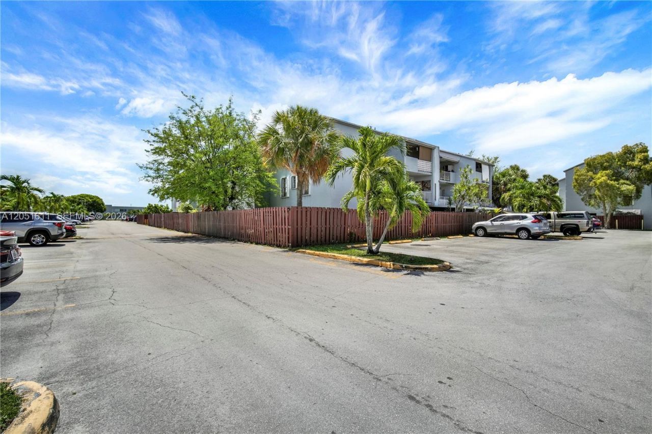 1755 W 60th St, Unit D204, Hialeah, FL 33012 Photo