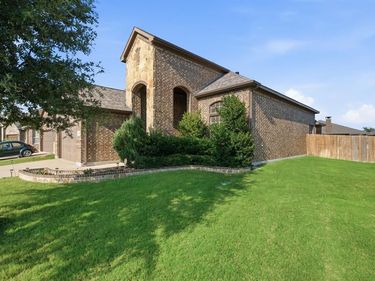 10816 Abbeyglen Court, Fort Worth, TX 76052