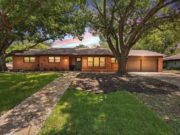 6113 Whitman Avenue, Fort Worth, TX 76133
