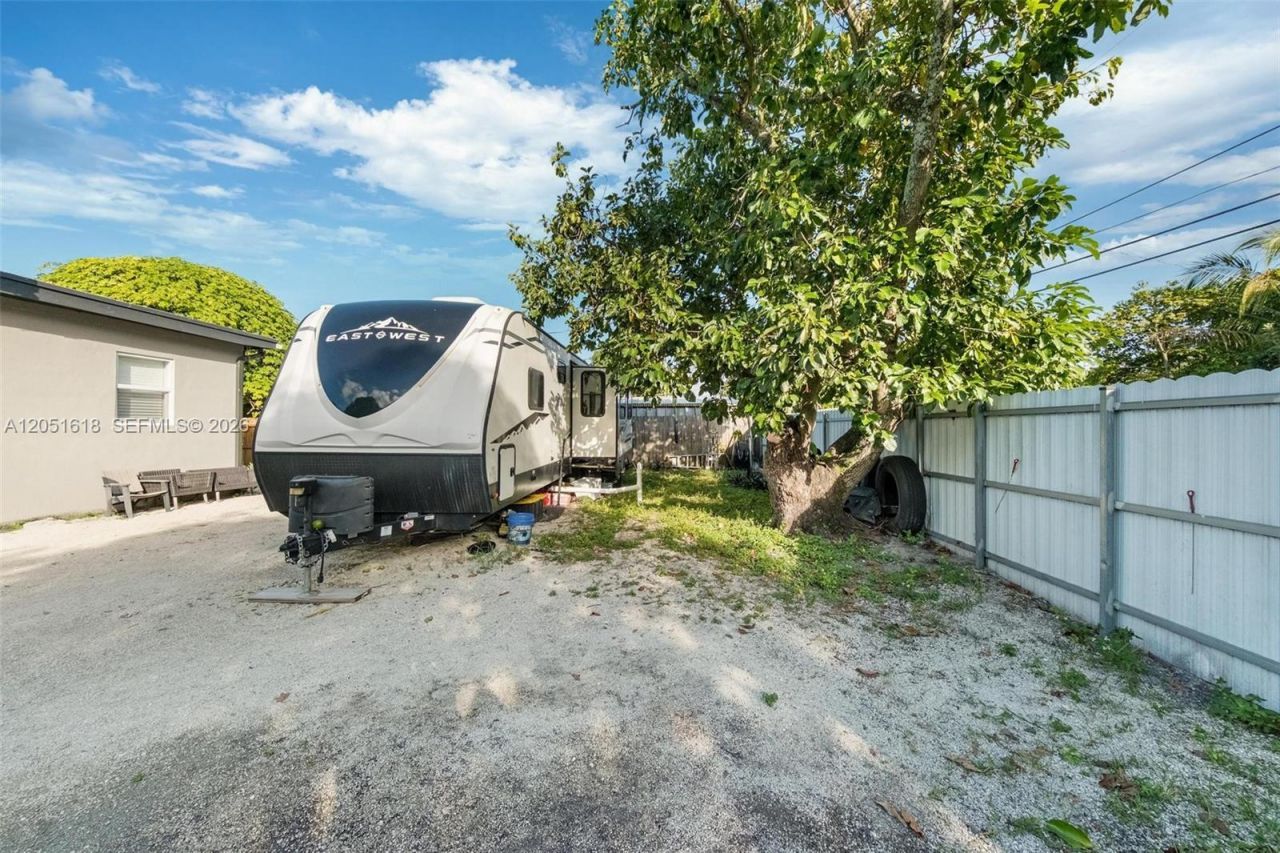 740 NW 135 St, North Miami, FL 33168 Photo