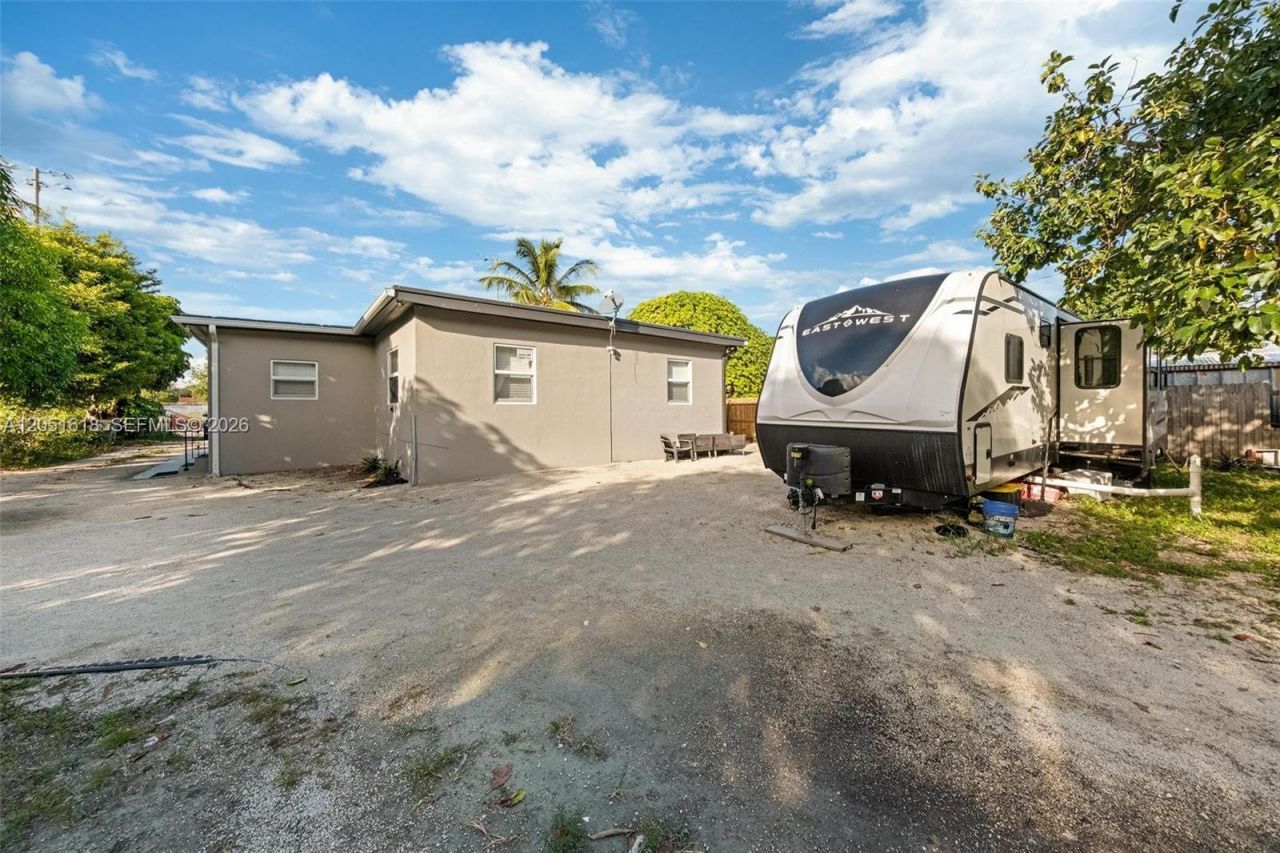 740 NW 135 St, North Miami, FL 33168 Photo