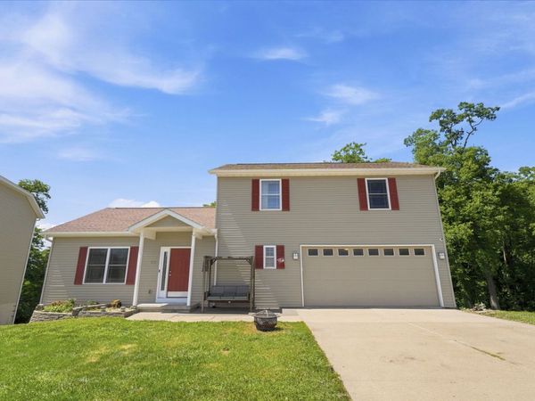 11 Oakley Drive, Le Claire, IA 52753