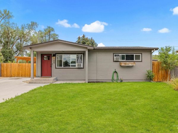 109 Abbott Dr., Mountain Home, ID 83647