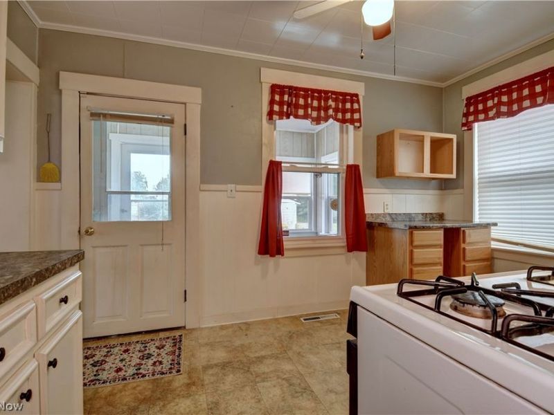 442 Main Street W, Beach City, OH 44608 Photo 11
