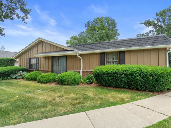 5228 Woodbridge Ln S, Unit 5228, Greenfield, WI 53221