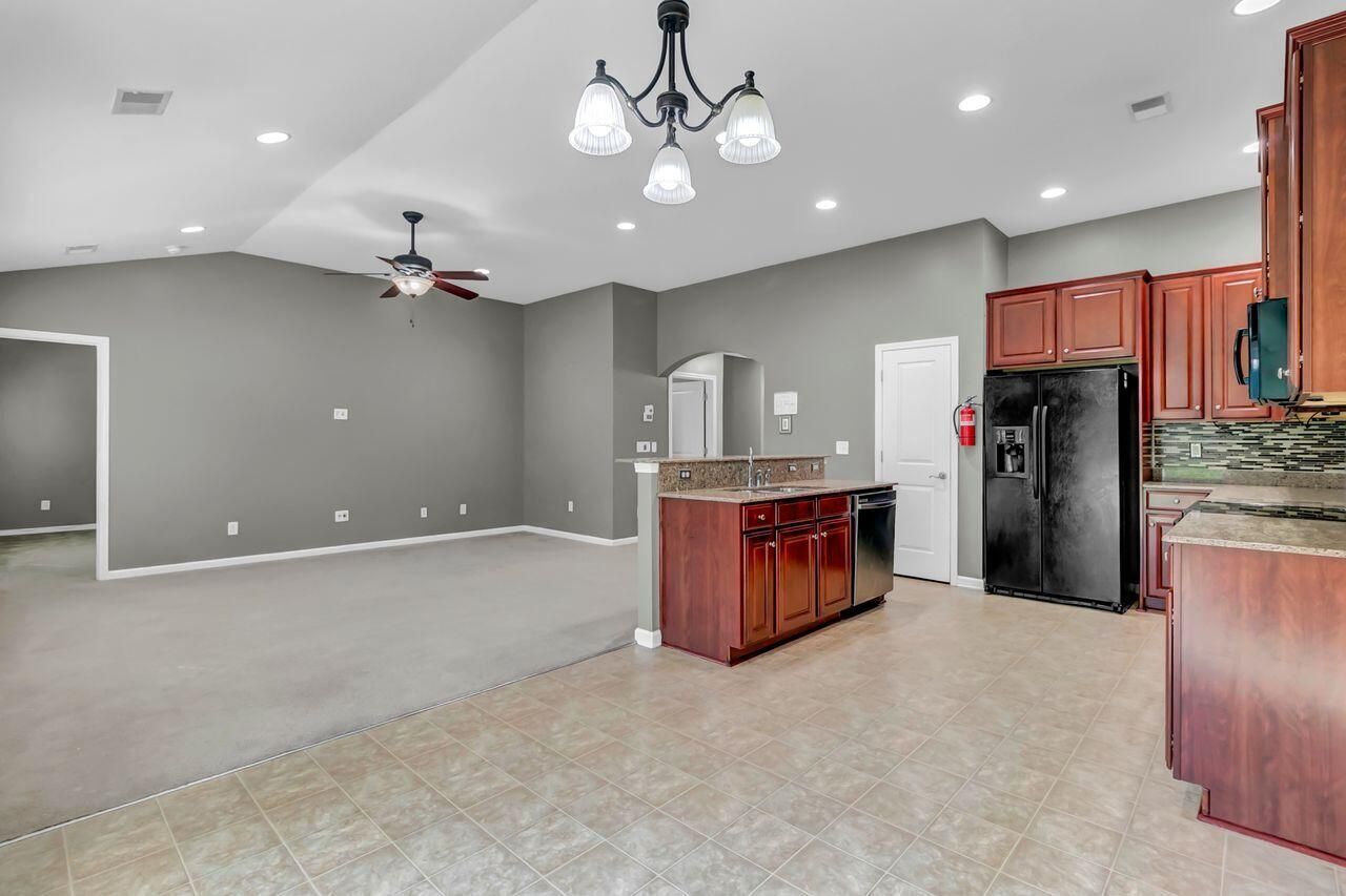 128 Mayfield Drive Photo 9