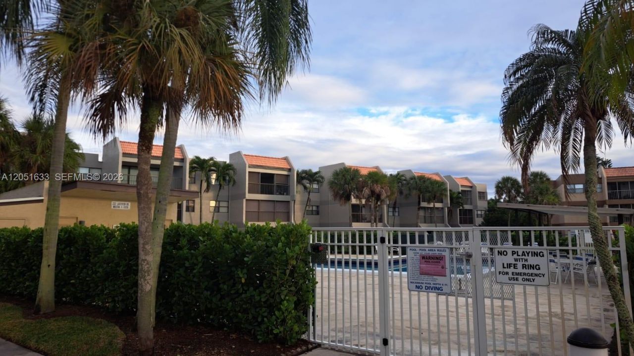 230 Lakeview Dr, Unit 310, Weston, FL 33326 Photo