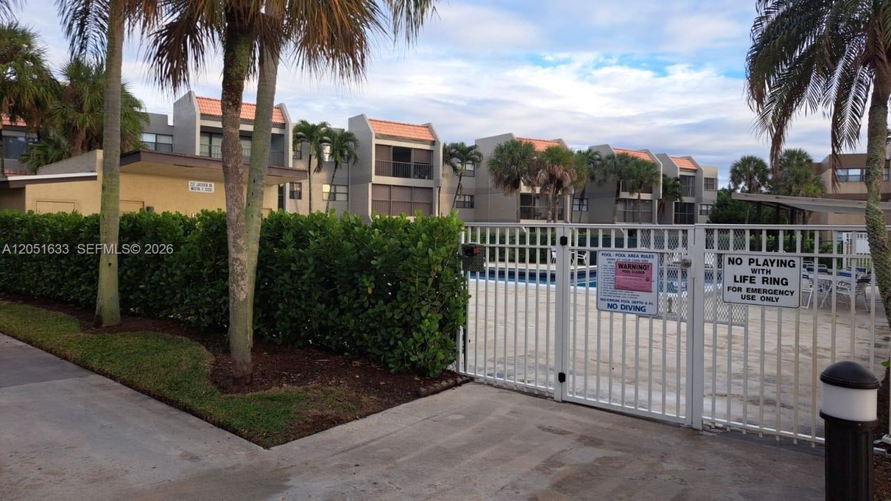230 Lakeview Dr, Unit 310, Weston, FL 33326 Photo