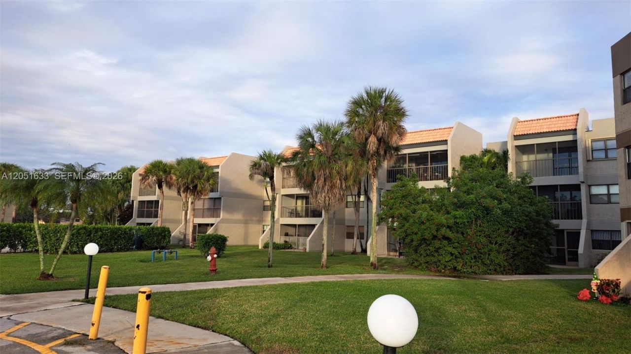 230 Lakeview Dr, Unit 310, Weston, FL 33326 Photo