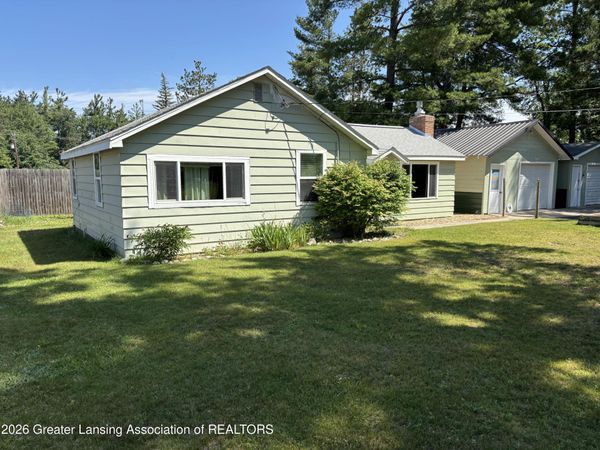6308 E Dorothy Avenue, Indian River, MI 49749