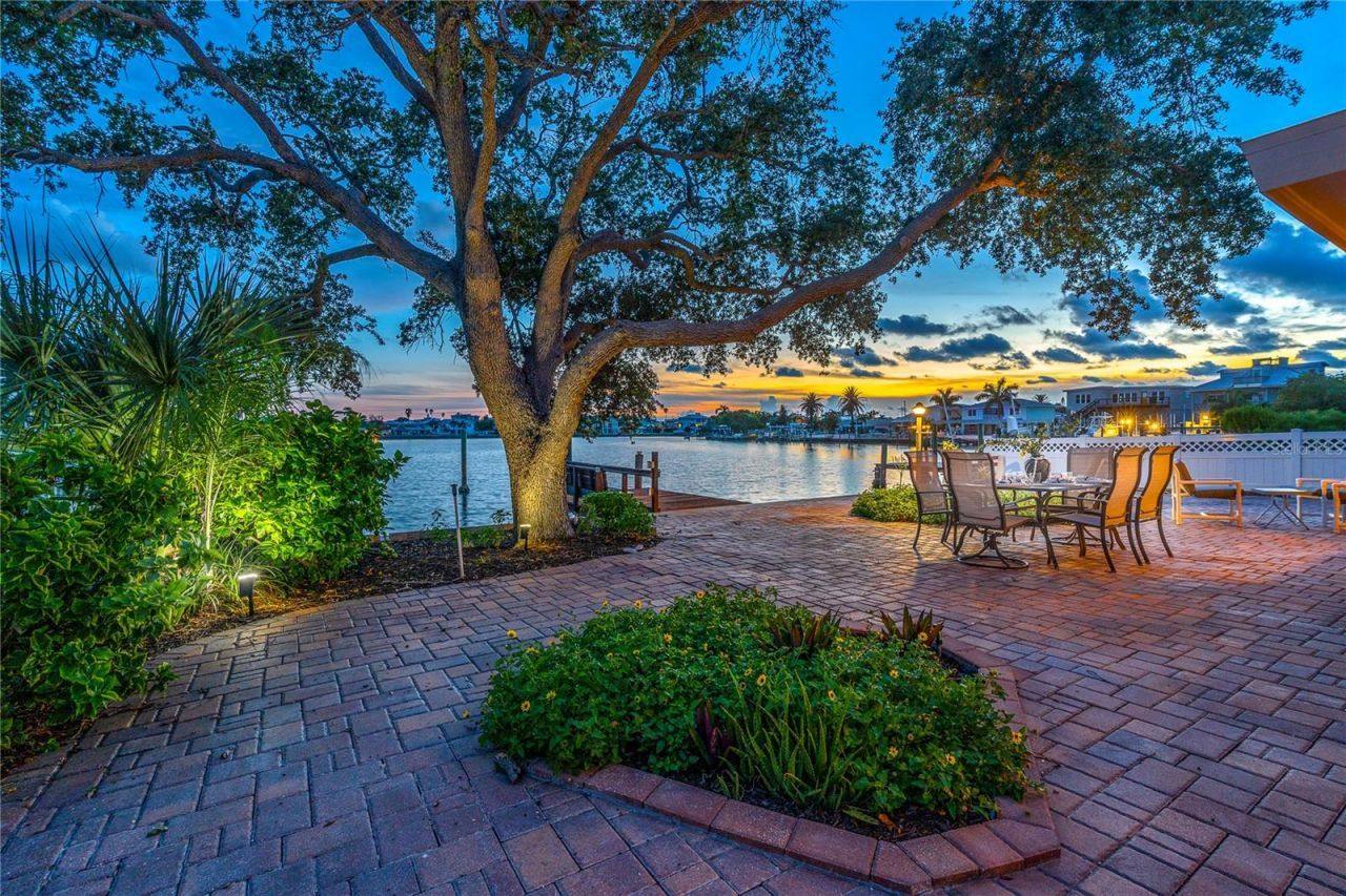 16102 4th Street E, Redington Beach, FL 33708 Photo