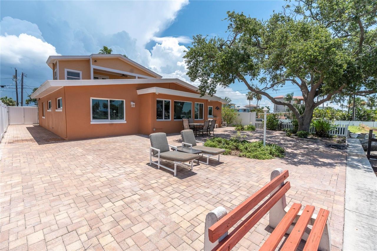 16102 4th Street E, Redington Beach, FL 33708 Photo