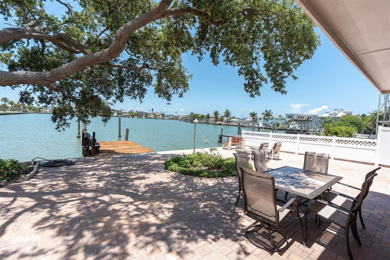 16102 4th Street E, Redington Beach, FL 33708 Photo