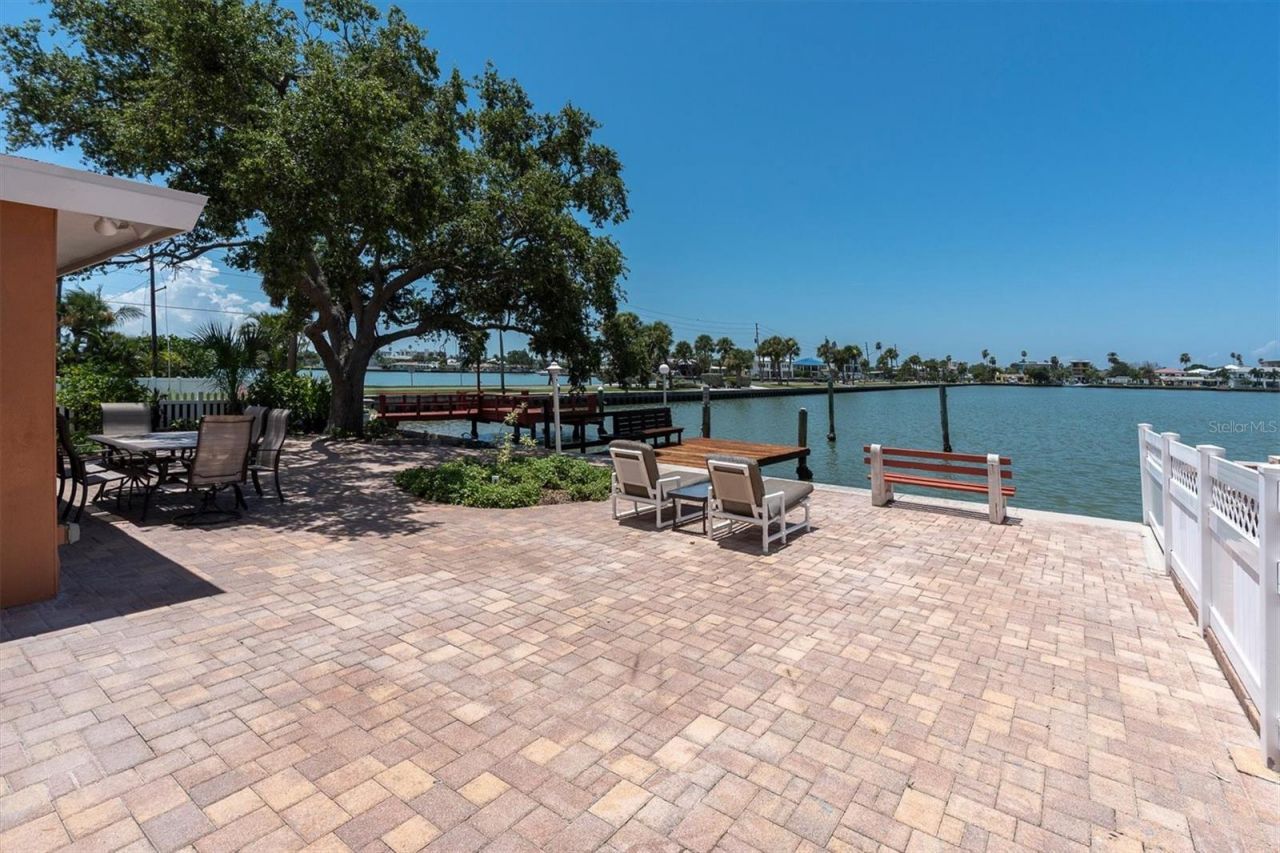 16102 4th Street E, Redington Beach, FL 33708 Photo