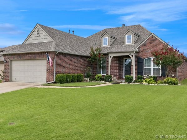 1013 Midway Road , Claremore, OK 74019