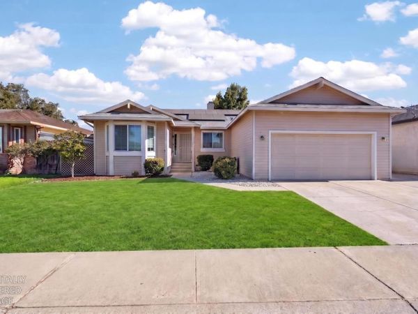 911 Toro Ln, Lathrop, CA 95330