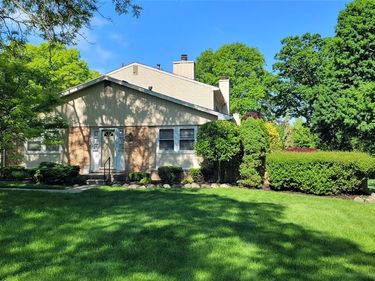 5370 Breeze Hill Place, Troy, MI 48098