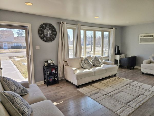 980 W Grant Drive , Des Plaines, IL 60016