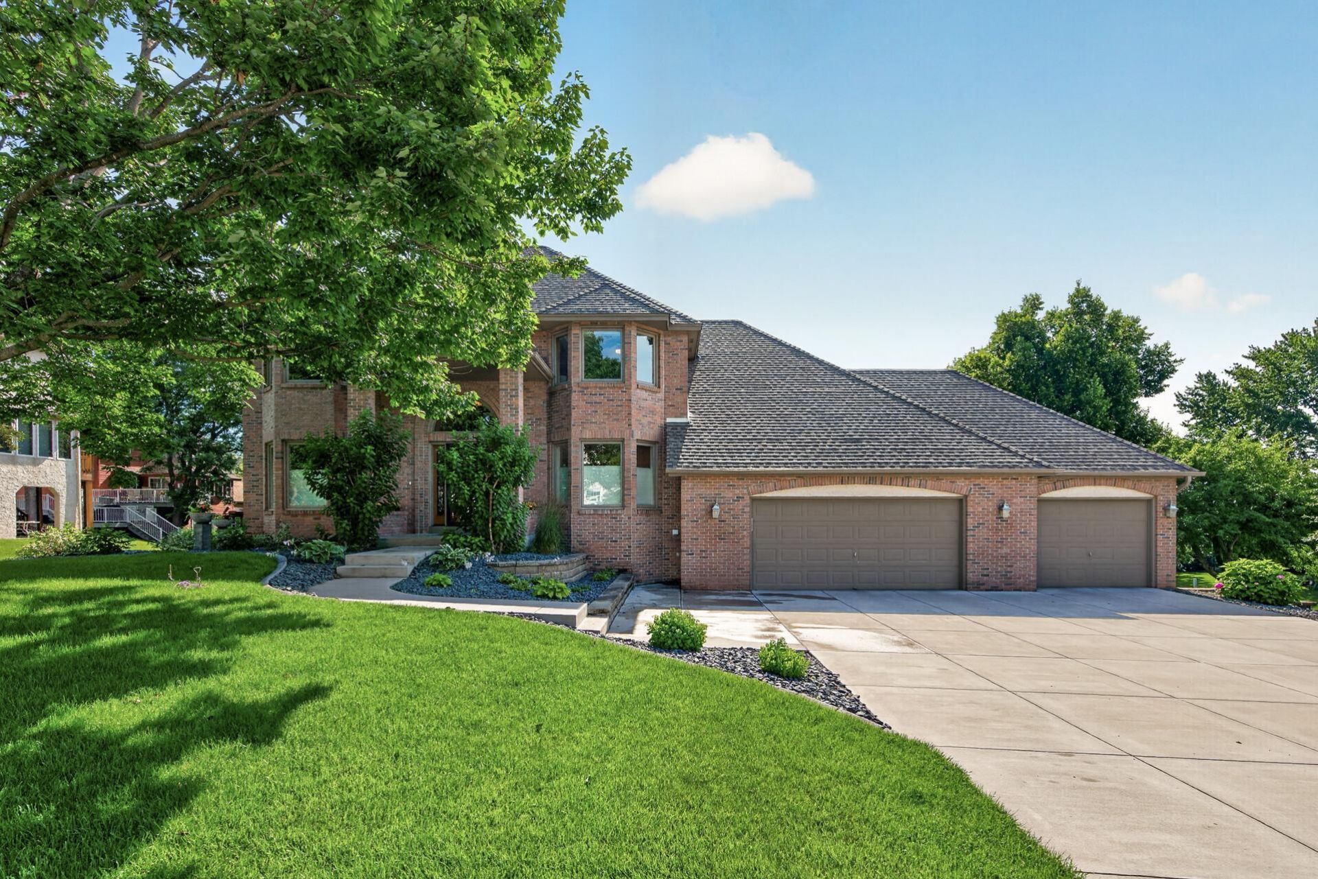 4283 Hillview Lane, Vadnais Heights, MN 55127
