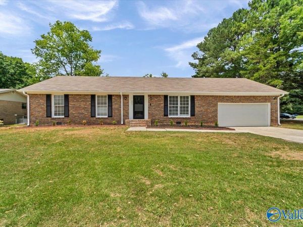 907 Flora Circle SE, Huntsville, AL 35802