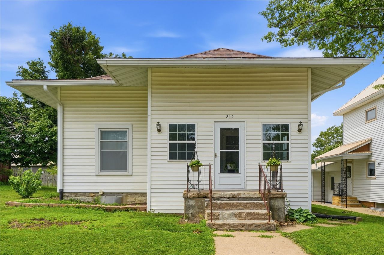 215 Main St, Newhall, IA 52315 Main Photo