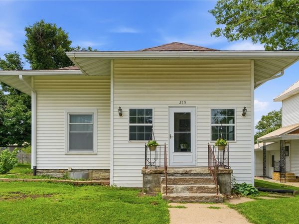 215 Main St, Newhall, IA 52315