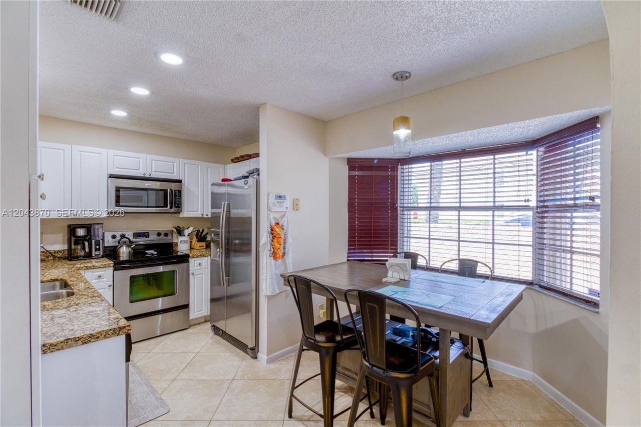 11415 Lakeview Dr, Unit 2-D, Coral Springs, FL 33071 Photo