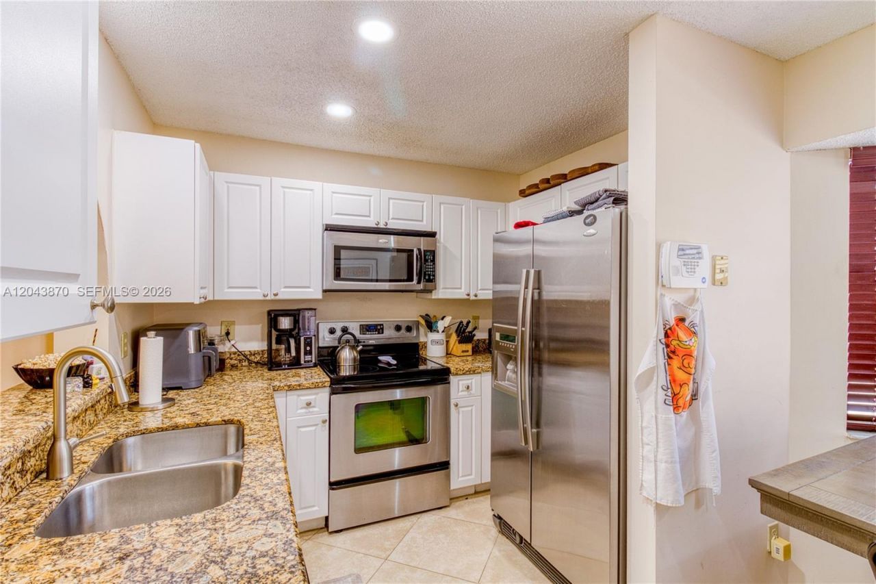 11415 Lakeview Dr, Unit 2-D, Coral Springs, FL 33071 Photo
