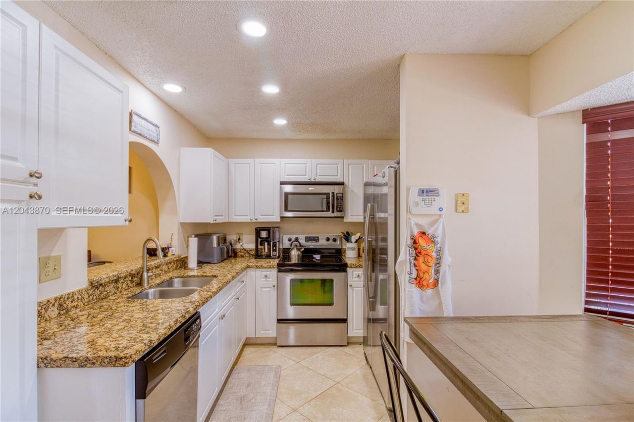 11415 Lakeview Dr, Unit 2-D, Coral Springs, FL 33071 Photo
