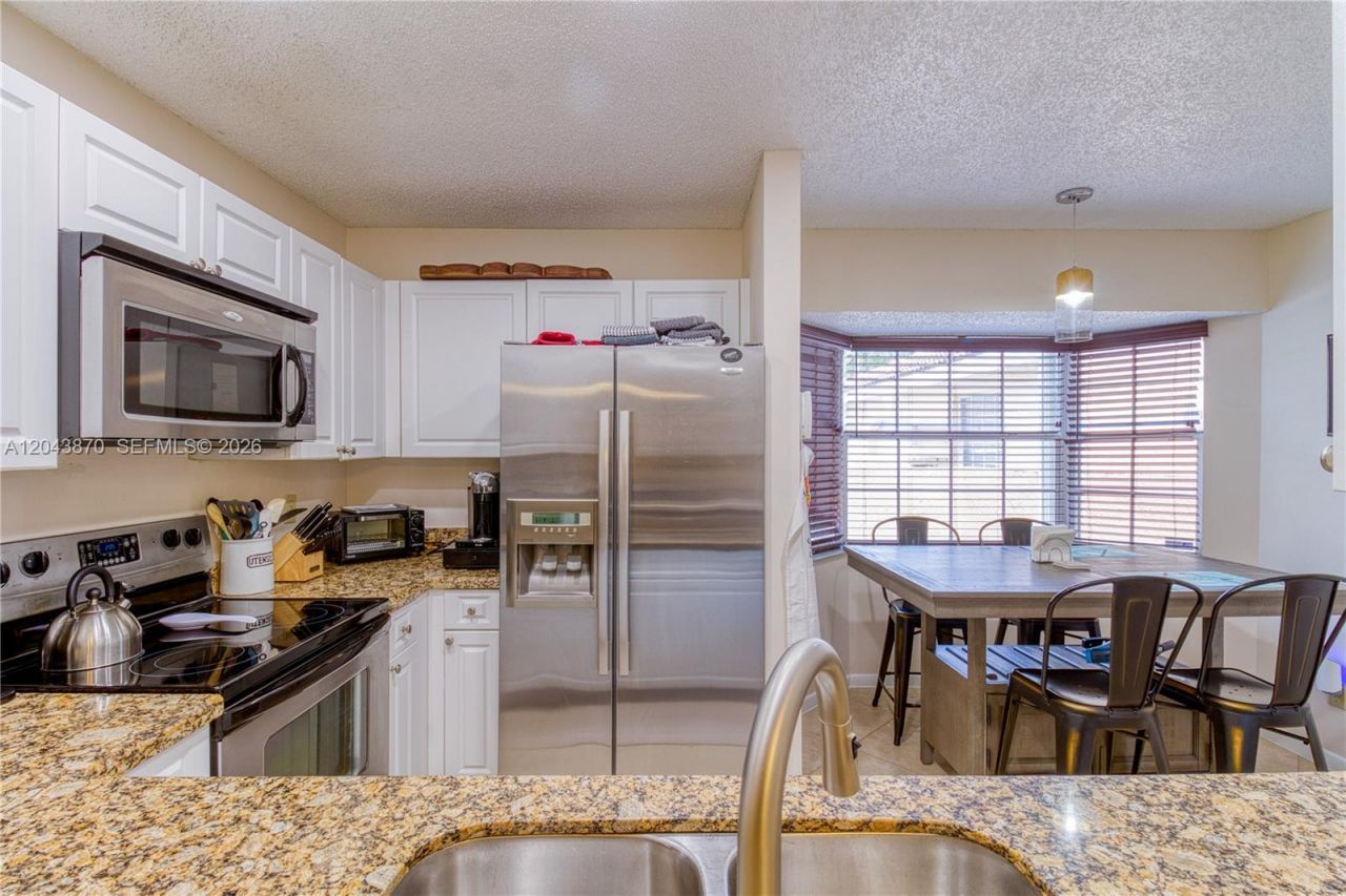 11415 Lakeview Dr, Unit 2-D, Coral Springs, FL 33071 Photo